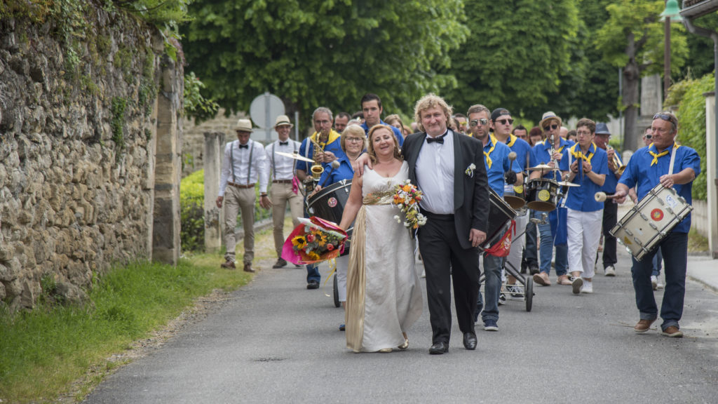 Ballade dans le village en procession pour nos mariés!