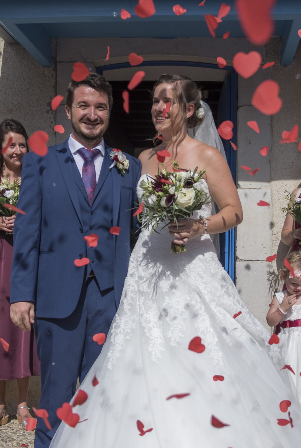 Sortie des mariées de la Mairie de Montfort en Béarn sous une pluie de cœurs rouges
